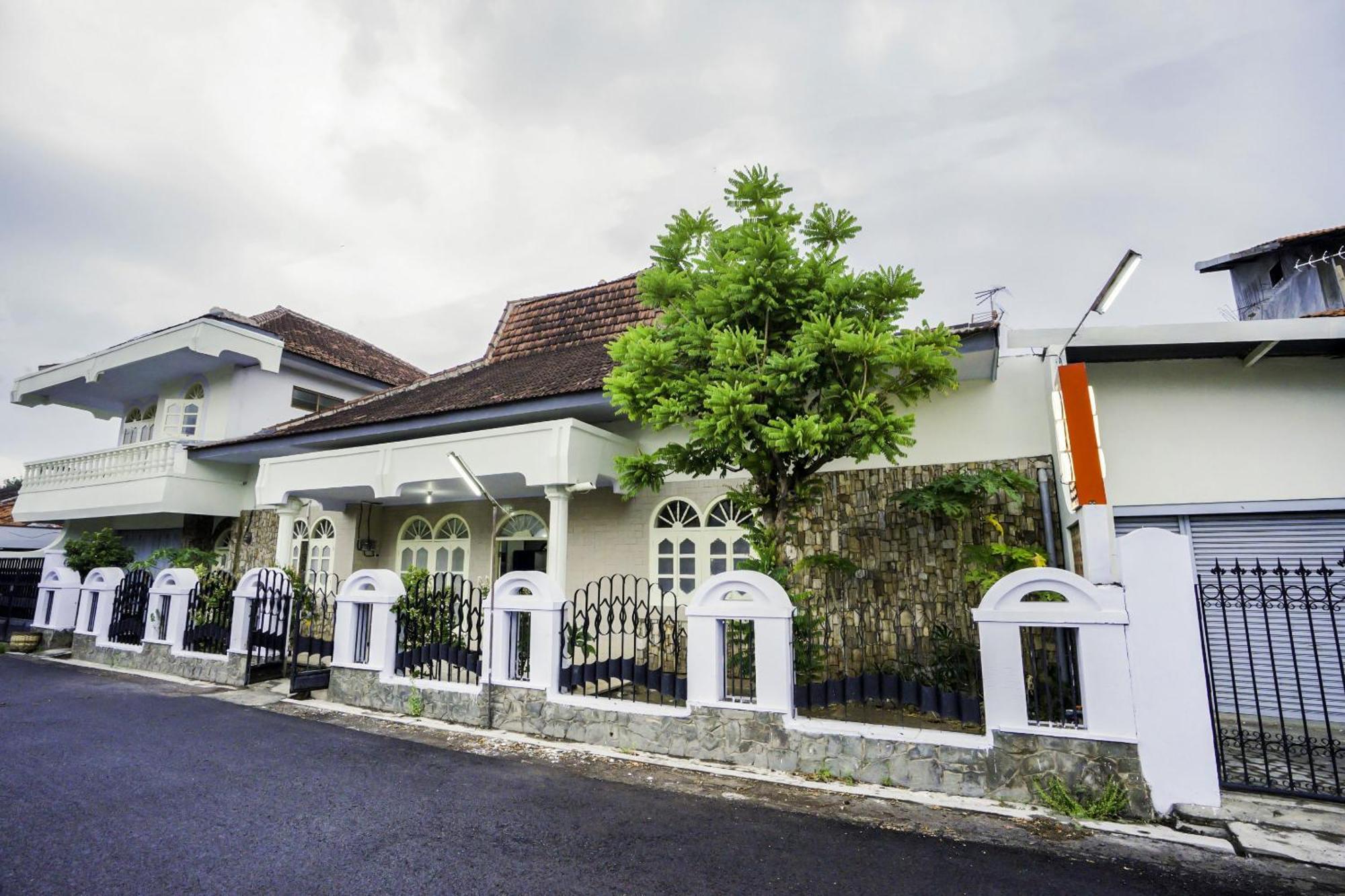 Oyo 2004 Penginapan Bidara Syariah Probolinggo Exterior foto